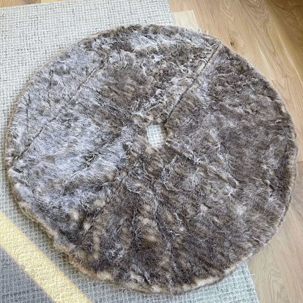 Faux fur Christmas’s tree skirt